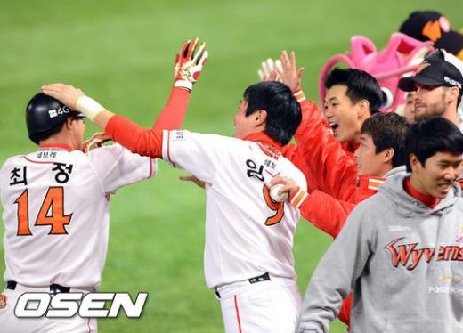 4회말 1사 SK 최정이 백투백 솔로 홈런을 날린후 동료들의 축하를 받고 있다. ⓒ사진제공=OSEN