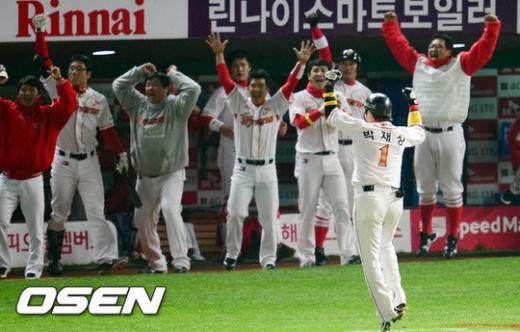 4회말 1사에서 박재상이 솔로홈런을 친 후 박재상과 덕아웃의 SK 선수들이 기뻐하고 있다. ⓒ사진제공=OSEN
