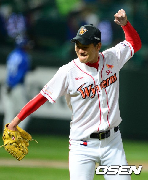 6회초 무사 1,2루에서 SK 김광현이 송은범과 교체되며 파이팅을 외치고 있다. ⓒ사진제공=OSEN