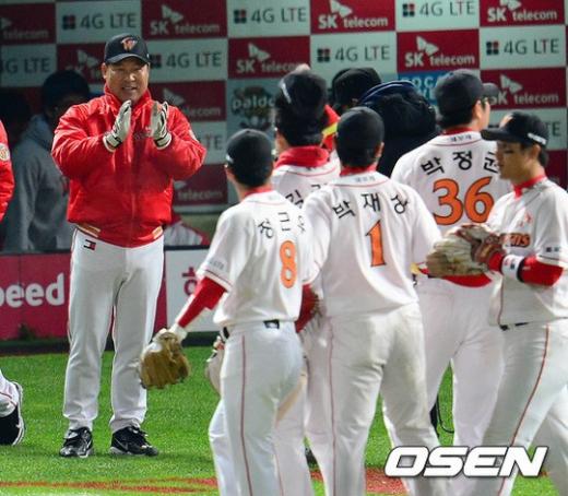 한국시리즈 4차전 경기 종료 후 이만수 감독이 선수들에게 박수를 보내고 있다. ⓒ사진제공=OSEN