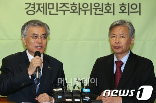 ↑문재인 민주통합당 대선 후보(왼쪽)와 문 후보 선대위 이정우 경제민주화 위원장(오른쪽) ⓒ뉴스1제공