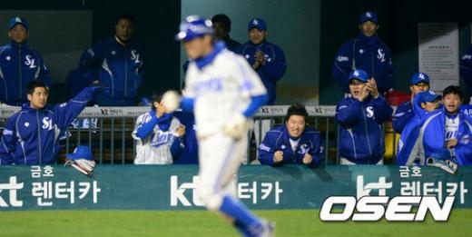 1회말 1사 1,3루에서 SK 윤희상의 폭투로 3루주자 정형식이 홈을 밟고 있다. ⓒ사진제공=OSEN