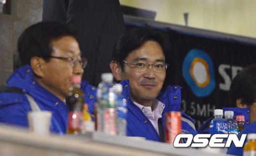 이재용 사장이 한국시리즈 5차전 경기를 관전하고 있다. ⓒ사진제공=OSEN