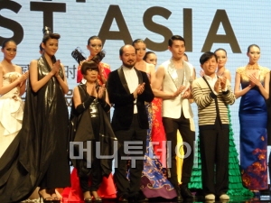 이날 패션쇼에 참가한 한국의 장광효(앞줄 오른쪽부터), 중국의 장즈펑, 일본의 고시노준코 디자이너.