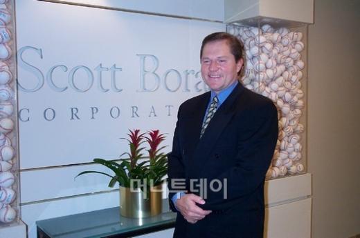 ↑ 스캇 보라스가 자신의 회사 앞에서 포즈를 취했다. 옆의 유리 벽 안에 야구 공들이 담겨져 있는데 박찬호도 자신의 빌딩에 같은 방식으로 장식해놓았다. ⓒ 머니투데이 자료사진