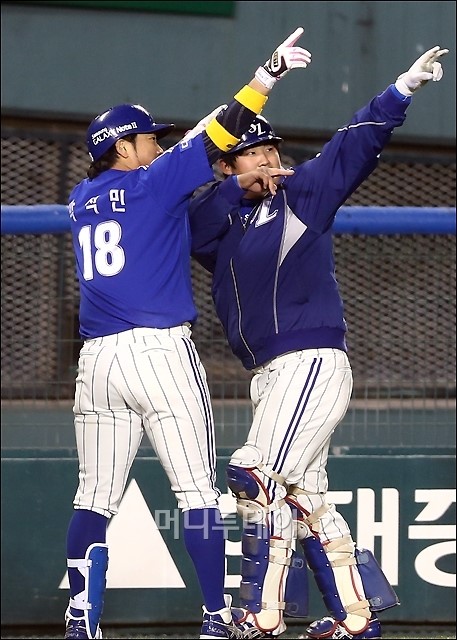 박석민이 4회초 1사 1루에서 투런 홈런을 치고 환호하고 있다. 잠실= 임성균 기자