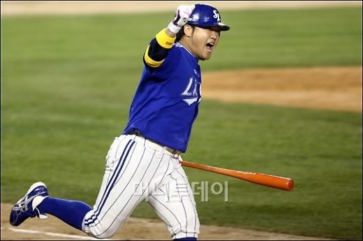 박석민이 4회초 1사 1루에서 투런 홈런을 치고 환호하고 있다. (잠실=임성균 기자)