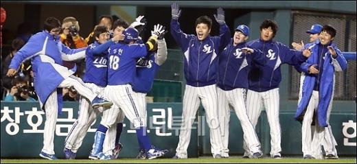 박석민이 4회초 1사 1루에서 투런 홈런을 친 뒤 덕아웃에 들어와 동료들의 축하를 받고 있다. (잠실=임성균 기자)