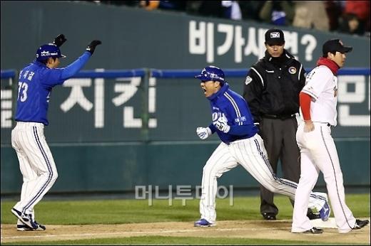 이승엽이 4회초 2사 만루에서 3루타를 치고 환호하고 있다. (잠실=임성균 기자)