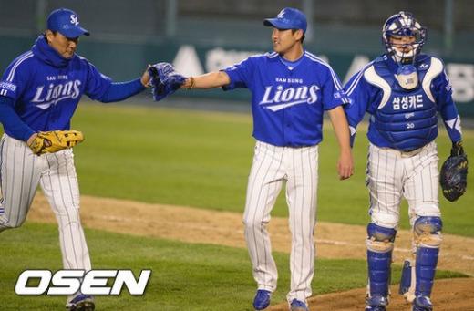 5회말 SK 공격을 무실점으로 막은 장원삼 선발투수가 이승엽과 하이파이브를 하고 있다. ⓒ사진제공=OSEN