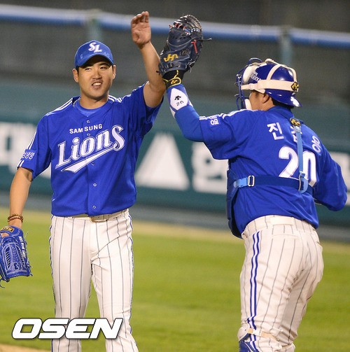 5회말 SK 공격을 막은 삼성 장원삼 선발투수와 진갑용 포수가 하이파이브를 하고 있다. ⓒ사진제공=OSEN