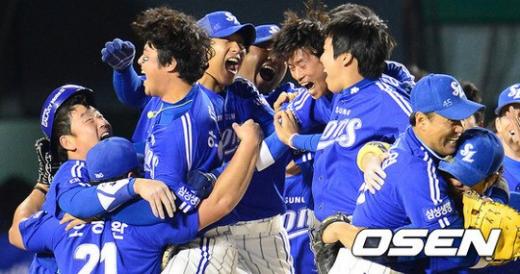 경기 종료 후 삼성 선수들이 승리를 기뻐하고 있다. ⓒ사진제공=OSEN