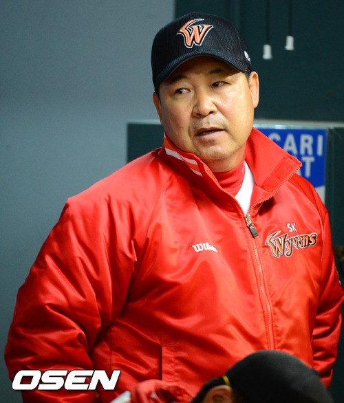 4회말 2사 만루 이승엽이 싹쓸이 안타를 날리자 SK 이만수 감독이 아쉬움에 고개를 돌리고 있다. ⓒ사진제공=OSEN