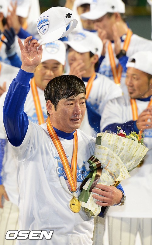 경기를 마치고 삼성 류중일 감독이 팬들에게 인사를 하고 있다. ⓒ사진제공=OSEN