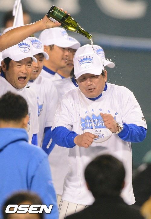 우승 후 류중일 감독이 선수들에게 샴페인 세례를 받고 있다. ⓒ사진제공=OSEN