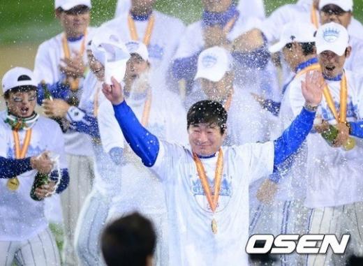 최우수 감독상을 수상한 삼성 류중일 감독이 시상식에서 환호하고 있다. ⓒ사진제공=OSEN