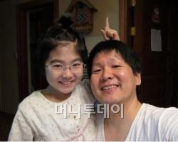 도희가 아빠 김정환씨와 지난해 2월 집에서 찍은 사진. (사진=김정환씨 제공)