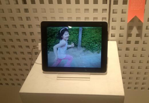 '쫑알공주 도희체' 작품 앞에는 태블릿 PC를 설치해 관람객들이 도희의 모습을 볼 수 있도록 했다.