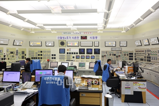 신월성 원자력발전소 직원들이 주조정실에서 신월성 2호기 시운전을 준비중이다. ⓒ삼성물산 제공