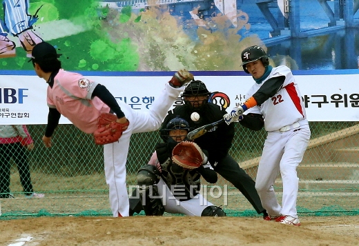 ↑4일 오후 경기도 여주군 당남지구 야구장에서 열린 '제1회 우리국토사랑 생활체육 강변야구대회'에서 진성울타리(인천)와 삼성테크윈(창원)의 결승 경기가 진행되고 있다. / 여주(경기)=이동훈 기자 photoguy@