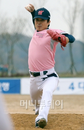 ↑4일 오후 경기도 여주군 당남지구 야구장에서 열린 '제1회 우리국토사랑 생활체육 강변야구대회' 결승전에서 MVP를 차지한 진성울타리 신지훈 선수가 역투하고 있다. / 여주(경기)=이동훈 기자 photoguy@