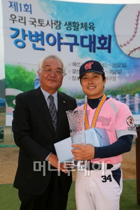 ↑4일 오후 경기도 여주군 당남지구 야구장에서 열린 '제1회 우리국토사랑 생활체육 강변야구대회'에서 MVP를 차지한 진성울타리 신지훈 선수가 김광철 전국야구연합회 부회장으로부터 상패를 수상하고 있다. / 여주(경기)=이동훈 기자 photoguy@