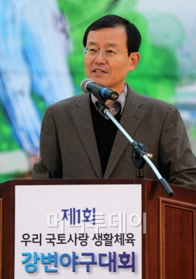 ↑한만희 국토해양부 제1차관이 4일 오후 경기도 여주군 당남지구 야구장에서 열린 '제1회 우리국토사랑 생활체육 강변야구대회'를 마친뒤 폐회사를 하고 있다. / 여주(경기)=이동훈 기자 photoguy@