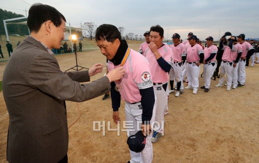 ↑한만희 국토해양부 제1차관이 4일 오후 경기도 여주군 당남지구 야구장에서 열린 '제1회 우리국토사랑 생활체육 강변야구대회'를 마친뒤 우승팀인 진성울타리 사회인 야구 동호회 선수들에게 메달을 수여하고 있다. / 여주(경기)=이동훈 기자 photoguy@