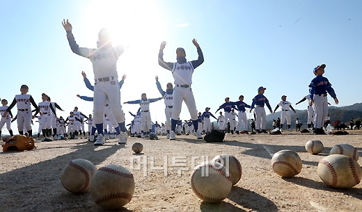 ↑'제1회 우리국토사랑 강변야구대회' 부대행사로 유소년 야구교실이 열렸다. 참가 어린이들이 몸을 풀고 있다. / 여주(경기)=홍봉진기자 honggga@