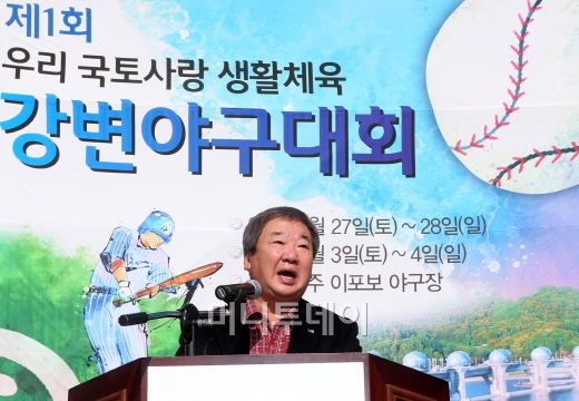 ↑구본능 한국야구위원회 총재가 지난 3일 경기도 여주군 당남지구 야구장에서 진행된 '제1회 우리국토사랑 생활체육 강변야구대회' 개회식에서 축사를 하고 있다. / 여주(경기)=홍봉진기자 honggga@