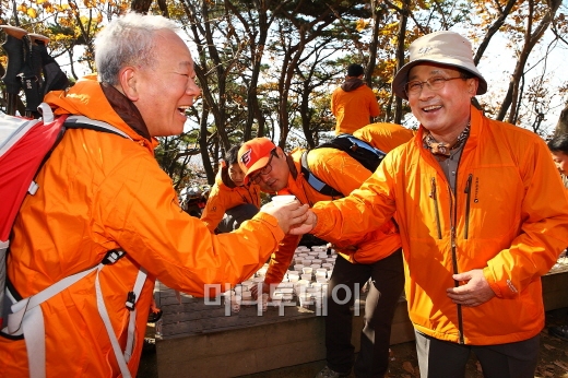 ↑↑한화건설이 지난 3일 협력사들과의 동반성장을 결의하는 의미에서 청계산을 오르는 산행을 실시했다. 이근포 사장을 비롯한 한화건설 임직원들과 협력사 대표들이 기념촬영을 하고 있다. / 사진 제공=한화건설