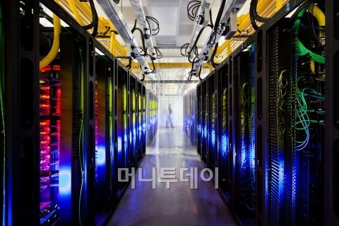 최근 구글이 '인터넷이 사는 곳'이라며 공개한 데이터센터 내부.