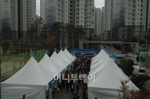 ↑↑한화건설이 인천 '한화 꿈에그린월드 에코메트로' 입주 4주년을 기념해 지난 5일 인근 체육시설에서 체육대회와 함께 먹거리장터, 페이스페인팅, 전통문화체험 등의 부대행사를 가졌다. 사진은 먹거리장터 모습. / 사진 제공=한화건설