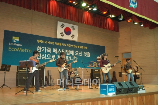 ↑한화건설이 인천 '한화 꿈에그린월드 에코메트로' 입주 4주년을 기념해 지난 5일 인근 체육시설에서 체육대회와 함께 먹거리장터, 페이스페인팅, 전통문화체험 등의 부대행사를 가졌다. / 사진 제공=한화건설