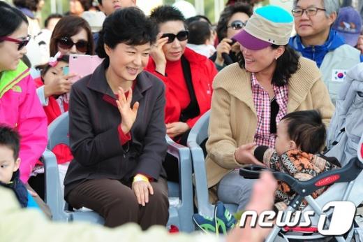 새누리당 박근혜 대선 후보가 지난달 28일 오후 서울 송파구 올림픽공원에서 열린 '위드베이비 유모차 걷기대회'에 참석해 유모차에 탄 아기에게 인사하고 있다./뉴스1(news1.kr)=한재호 기자