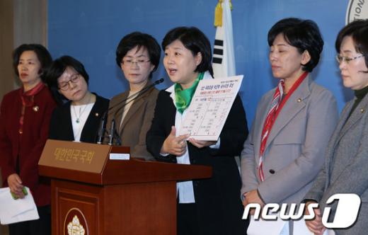 민주통합당 중앙선대위 여성위원회 소속 의원들이 1일 서울 여의도 국회 정론관에서 새누리당 박근혜 대선 후보의 여성대통령론에 대해 반박 기자회견을 갖고 있다./뉴스1(news1.kr)=양동욱 기자