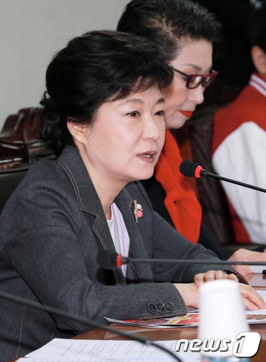 박근혜 새누리당 대선 후보가 11일 오후 서울 여의도 당사에서 열린 중앙선거대책위원회 회의에서 모두발언을 통해 "이벤트로 성공한 사례가 없다"며 야권 단일화 내용을 정면 비판하고 있다. 2012.11.11/뉴스1 News1 오대일 기자