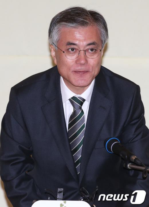문재인 민주통합당 대선 후보가 15일 오후 경남 창원 중앙동 창원호텔에서 열린 경남지역 기자간담회에 지역정책을 발표하기 전 인사를 하고 있다. 2012.11.15/뉴스1 News1 양동욱 기자