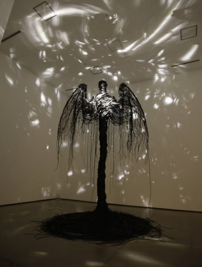 ↑허수아비(Scarecrow), electric wire, metallic material,motor, hydraulic cylinder, custom CPU board, metal halide lamp, 370(h)x500(w)x240(d)cm ⓒChoe U-Ram and Gallery Hyundai, Seoul