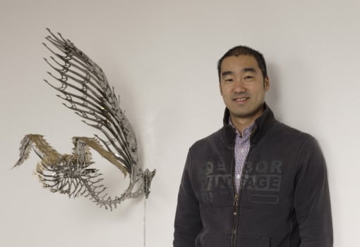 ↑최우람 작가. 한국예술종합학교 교수이기도 한 그에게 어떤 마음으로 학생들과 만나냐고 묻자 "예술이 교육이 될 수 있는겁니까?"라며 웃었다.