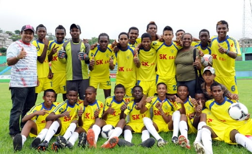 ↑에콰도르 에스메랄다스 지역에서 펼쳐진 'SK배 고교 챔피언 축구대회' 우승팀인 '에스페리멘탈 루이스 바르가스 또리스' 고등학교.ⓒSK건설 제공