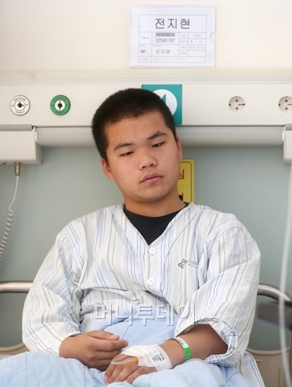 ↑전지현씨가 19일 건국대병원에서 사진 오보 피해를 이야기한 뒤 회상에 잠겨있다./사진=홍봉진기자 honggga@mt.co.kr