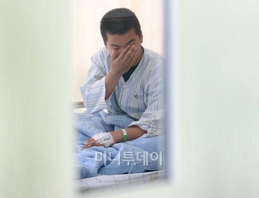 ↑전지현씨가 19일 건국대병원에서 사진 오보 피해를 이야기하며 눈시울을 적시고 있다./사진=홍봉진기자 honggga@mt.co.kr