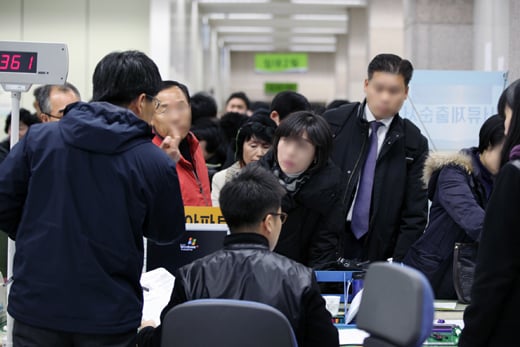 은평뉴타운 미분양 아파트를 계약하려는 수요자들이 서울 강남구 개포로 SH공사 본사에서 분양신청을 하고 있다. ⓒSH공사 제공
