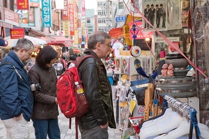 부산국제시장을 찾은 외국인들. 서울 뿐 아니라 지방을 방문해 다양한 한국문화를 체험할 수 있다(사진제공=한국방문의해위원회)