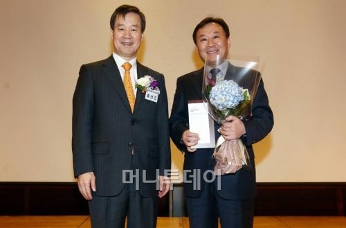 ↑홍선근 머니투데이 회장(왼쪽)과 공공서비스 부문 대상 수상자인 황서종 행정안전부 정보화기획관이 23일 서울 삼성동 코엑스에서 열린 '2012 대한민국 모바일앱 어워드'에서 기념사진을 찍고 있다. 사진=임성균 기자 tjdrbs23@