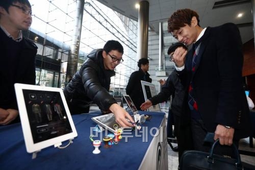 ↑23일 서울 삼성동 코엑스에서 열린 '2012 대한민국 모바일앱 어워드/컨퍼런스'에 마련된 부스를 보고 있는 관람객. 사진=임성균 기자 tjdrbs23@