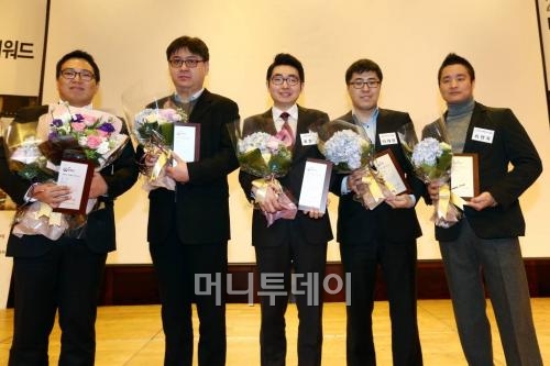 ↑23일 서울 삼성동 코엑스에서 열린 '2012 대한민국 모바일앱 어워드/컨퍼런스' 수상자들. 왼쪽부터 경성현 앱포스토 대표, 안상하 스튜디오안상하 대표, 표철민 위자드웍스 대표, 이대형 파티스튜디오 대표, 최영욱 시우인터렉티브 대표. 임성균 기자 tjdrbs23@