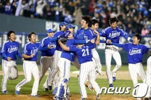 ↑지난 1일 서울 잠실야구장에서 열린 한국시리즈 6차전 SK와이번스와 삼성라이온즈의 경기에서 삼성라이온즈가 7대0으로 승리하고 한국시리즈 2연패를 달성하고 기뻐하고 있다. ⓒ사진제공= 뉴스1