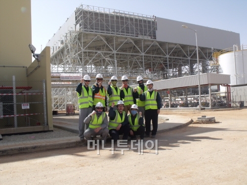 ↑ 아산나눔재단 해외인턴 참가자들이 해외 사업장에서 인턴 실습을 하는 모습.